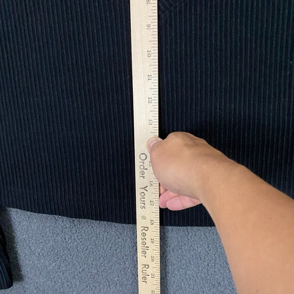 ALO Muse Ribbed V-Neck Pullover Top size Large Knit Crop Black Logo Sweater - Picture 7 of 10